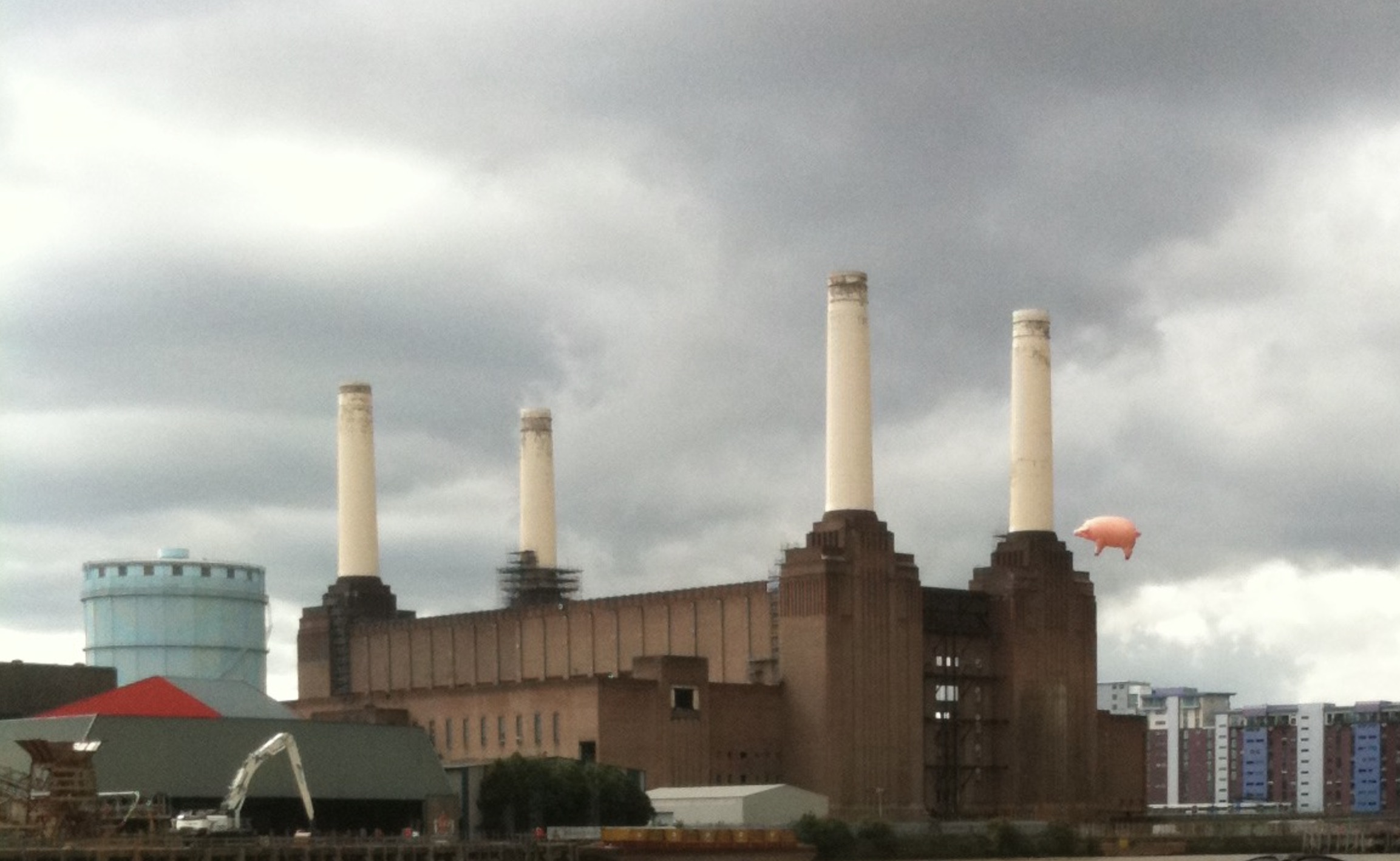 Algie replica flying over the Battersea Power Station 